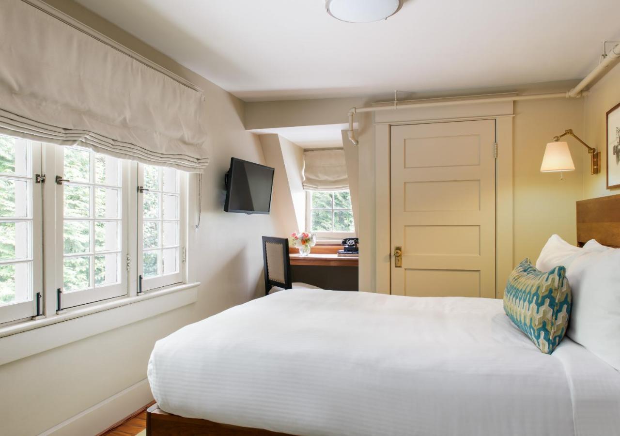 Oakhurst Inn At The University Charlottesville Exterior photo