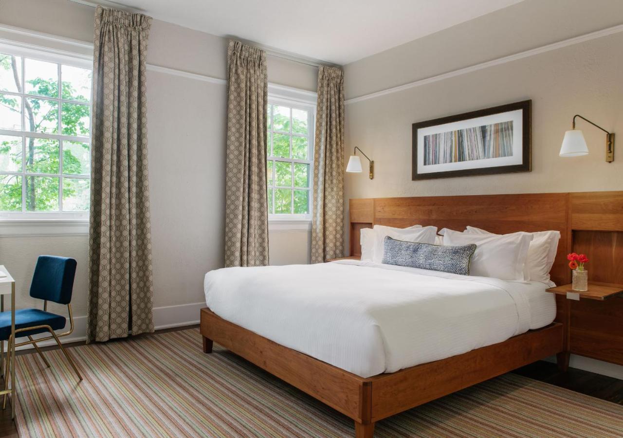 Oakhurst Inn At The University Charlottesville Exterior photo