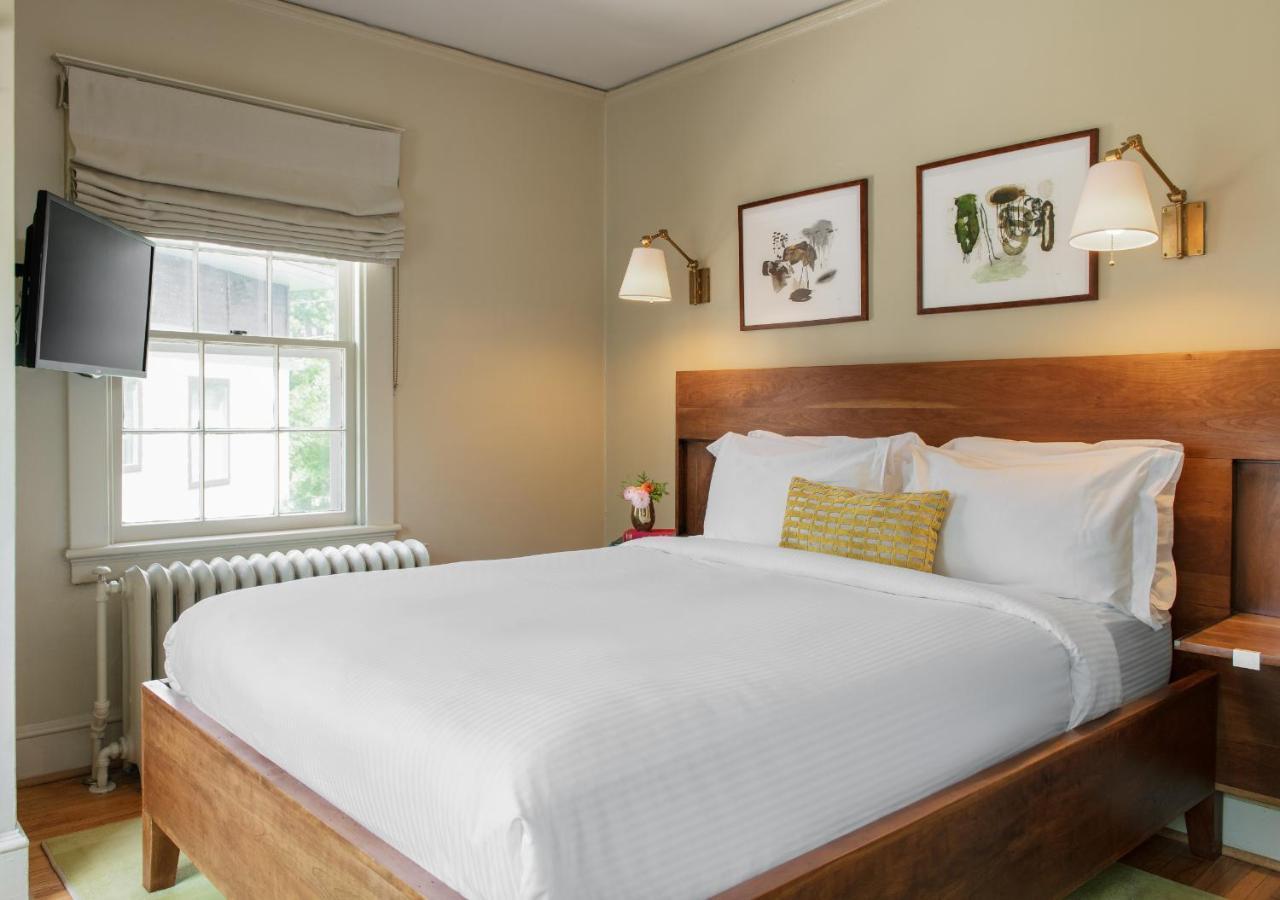 Oakhurst Inn At The University Charlottesville Exterior photo